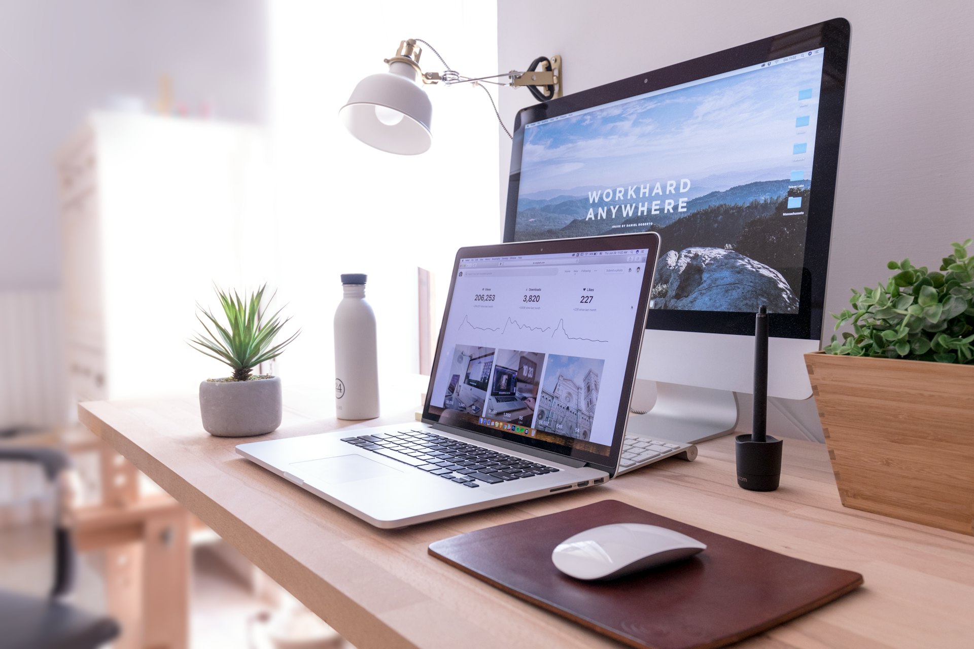 Un bureau de designer avec un ordinateur portable et un carnet